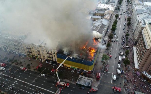 Огонь уничтожает бизнес-центр в Киеве: видео