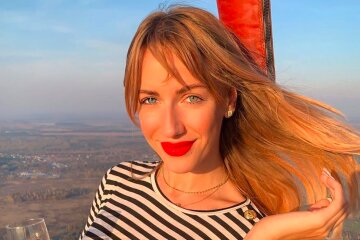 Никитюк показала, как качает сочные ягодицы перед горячими блондинками: лишь в тоненьком халате