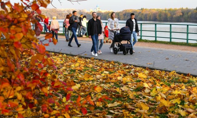 Погода на 13 октября: красочная осень подарит украинцам летнее воскресенье