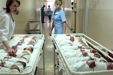 Крижана вода і палати у стилі "хоррор": львів'янок змушують народжувати у "печерних" умовах, відео