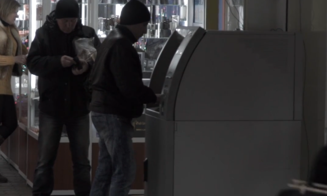 Зняття готівки. Фото: скрін youtube