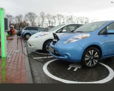 Отдельная полоса и зеленые номера: электромобили в Украине медленно вытесняют евробляхи, к чему готовиться