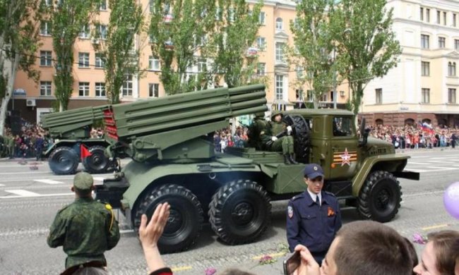 Техніка бойовиків поїхала на передову після "парадів "