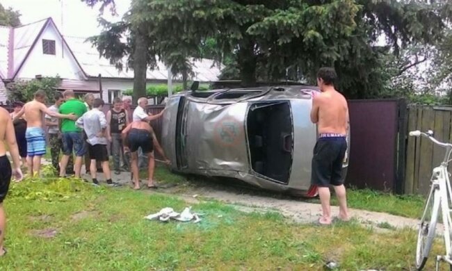 Під Києвом п'яний водій перекинув автівку