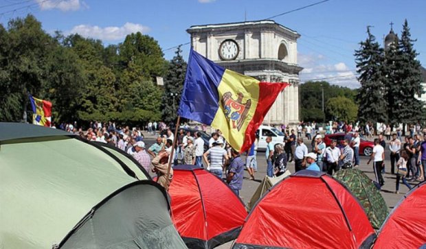 Кишиневский «майдан»: сотни палаток и антиправительственные лозунги (фото)
