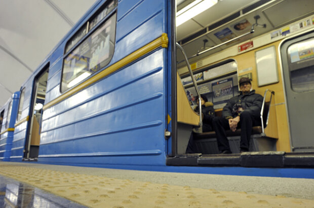 "Голим агітаторам вхід заборонено": київське метро змінює правила для пасажирів