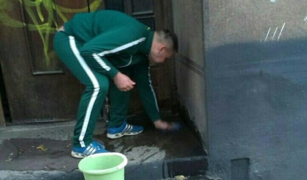 Львівські копи змусили чоловіка, який справив нужду, прибирати за собою