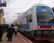 Укрзализныця превратила купе в многоэтажку: пассажиры ищут вход