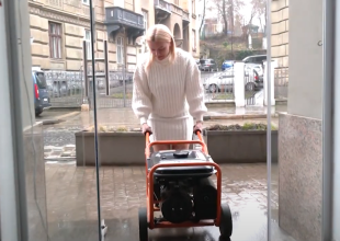 Жінка підключає генератор. Фото: youtube