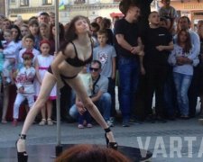 Львов отметил День Независимости откровенным стриптизом