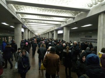 Харків'яни влаштували дику тисняву в метро: за крок від трагедії, дикі кадри