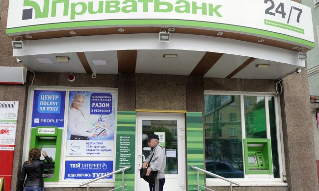 Люди біля відділу ПриватБанк