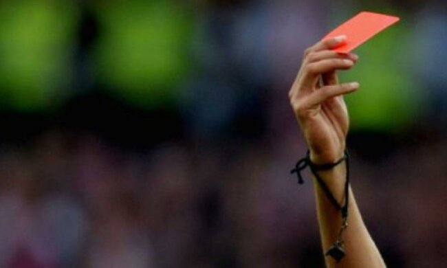 Арбитра избили во время матча (видео)