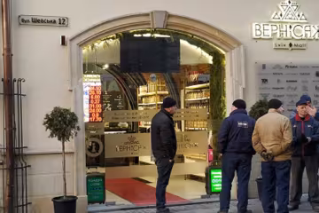 "Клубничка" посреди торгового центра взбудоражила воображение львовян, - "А может, она мороженое ест?"