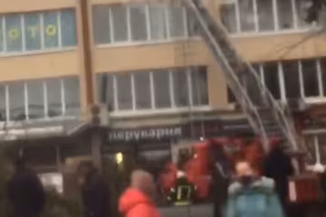 В Хмельницком пламя охватило ТРЦ, люди срочно эвакуируют: "Прыгают в окна"