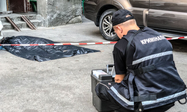 Свідки п'ють корвалол: у Києві жінка випала з восьмого поверху, кадри не для слабкодухих