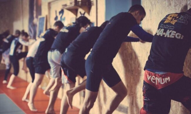 Даже не пытайтесь повторить это: парень попробовал ограбить зал бойцов ММА