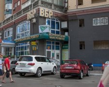 Українцям показали, як Янукович вивів мільярди за нинішньої влади