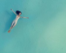 Не просто ню: фотограф показав заворожуючі жіночі вигини в прохолодній воді