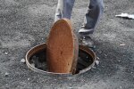 Коммунальщики заварили бездомного в колодце теплотрассы, иллюстративное фото