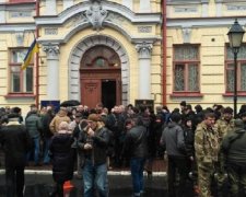 Розлючені люди мало не розірвали депутата: ВІДЕО