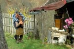 Старушка 60 лет носит больного сына на спине - история материнской любви, от которой заплачут даже стены