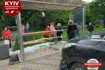 В Киеве автомобиль влетел в автобусную остановку с людьми