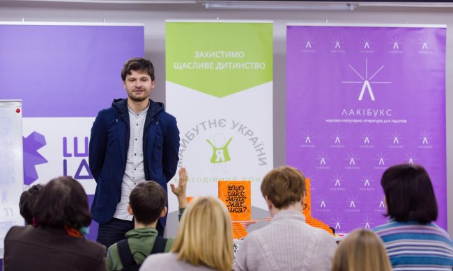 В Киеве подростки вместе с Lucky Labs резали ленту Мебиуса и узнавали #Щотакематематика