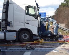 Відразу 80 машин: жахлива аварія спровокувала колапс на дорогах