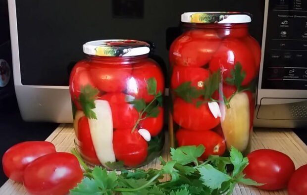 Мариновані помідори, скріншот: YouTube