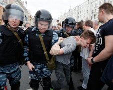 Москвичі прийшли до стін Кремля: почалися арешти