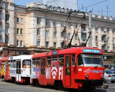 У Дніпрі переповнений трамвай спалахнув на ходу: ось так виглядає погляд смерті