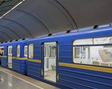 У хід пішла палиця: коп відгамселив пасажира київського метро
