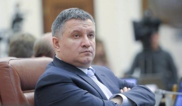Вбивчі подарунки від Авакова: як переплутати пістолет і гвинтівку (відео)