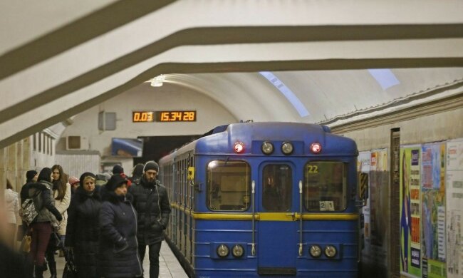В Харькове садист в погонах раздел и жестоко избил "зайца" в метро, замешана женщина