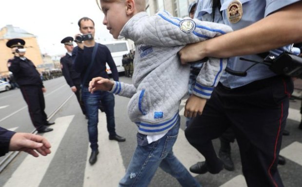 Справжній розп'ятий хлопчик: в Росії копи били і заарештовували десятирічних дітей, понад 800 затриманих