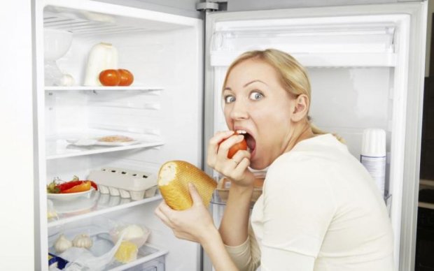 Холодильник на замок: какие продукты нельзя есть перед сном
