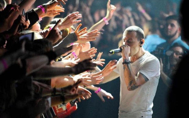 "Є відчуття, ніби ти поряд": Linkin Park зворушливо вшанували пам'ять Честера Беннінгтона