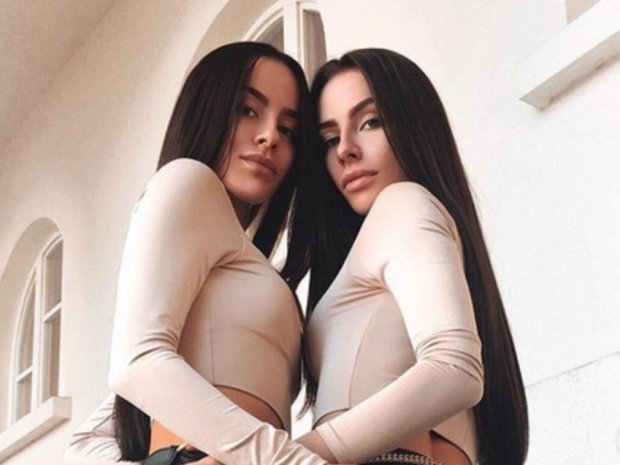 Популярные близняшки засветили пикантную часть тела: горячие фото