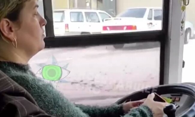 Водійка тролейбуса вела транспорт, не відриваючи очей від сматфона - ще й гроші за проїзд встигала брати