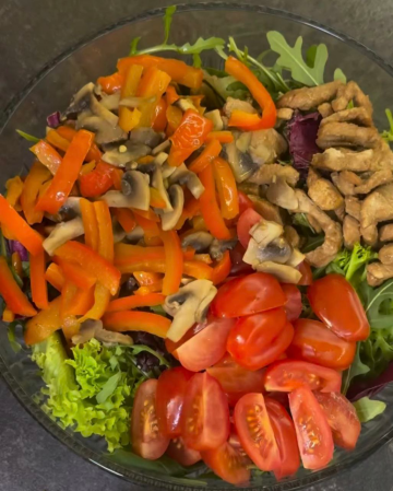 Теплый салат с курицей и овощами: скрин рецепта