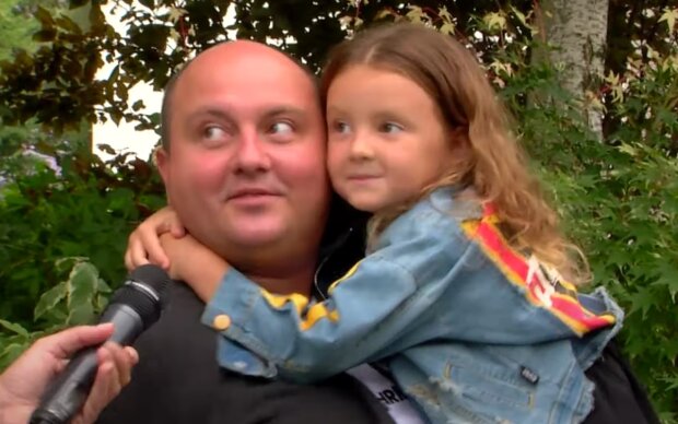 Юрий Ткач с дочерью. Фото: скрин youtube