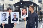 Под российским посольством требовали освободить политзаключенных