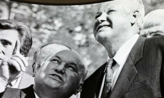 Ельцин с "ядерным чемоданчиком" появивлся в Екатиренбурге  (фото)