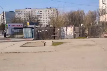 В Мелитополе возле остановки нашли могильную плиту с таинственной надписью - знак с того света, кадры не для слабонервных