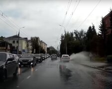 Наглый водитель искупал в луже тернополянку с ребенком - "Вода была даже в обуви"