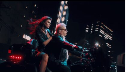 Михайло Поплавський з гарячою красунею на байку послав пенсію під три чорти