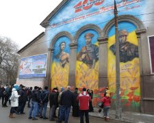 У Запоріжжі вандали поглумилися над пам'яттю УНР: красномовні фото розлютили українців