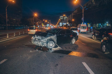 На київському проспекті за лічені години сталися десятки ДТП: фото