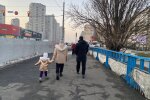 Перехожі із дітьми, фото: Знай.ua
